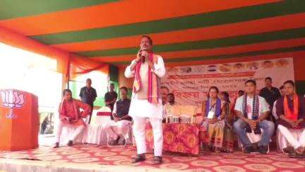 দুধনৈ: দূধনৈৰ হাৰিমুৰা লালাবড়ীত মাটিয়া দলগোমা জিলা পৰিষদৰ এন ডি এৰ প্ৰাৰ্থীৰ হৈ নিৰ্বাচনী প্ৰচাৰ চলায় মন্ত্ৰী অশোক সিংহলে