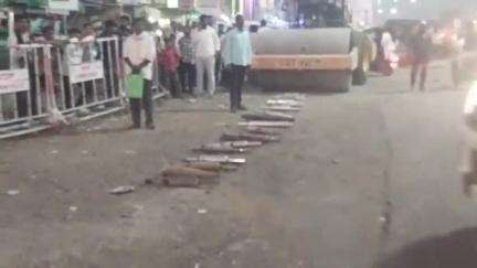 गंगाखेड: आवाज करणारे 50 अधिक सायलेन्सर गंगाखेड पोलिसांनी केली नष्ट, पोलीस ठाणे समोर कारवाई