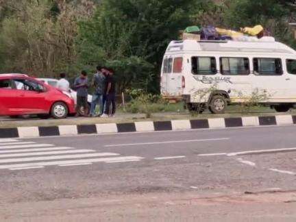 डेहर: किरतपुर-नेरचौक फोरलेन पर डैहर के समलेहु चौक में दो पर्यटक वाहनों के बीच टक्कर, काफी देर बहस के बाद मामला समझौते पर निपटा