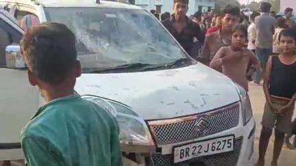 नौतन: नूनिया टोली गांव में कार ने टक्कर मारी, भागने की कोशिश में ग्रामीणों ने पकड़ा, पुलिस ने किया ज़ब्त