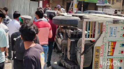 मंडी: मंडी में तेज रफ्तार पिकअप जीप ने राहगीर को कुचला, जीप पलटी और व्यक्ति दबा, नेरचौक मेडिकल कॉलेज रेफर