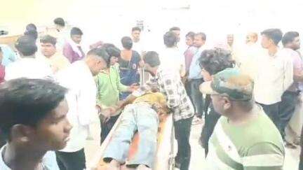 सीतापुर: रोडवेज बस स्टॉप के पास संदिग्ध अवस्था में सड़क के किनारे मिला गंभीर रूप से घायल व्यक्ति, एंबुलेंस ने पहुंचाया अस्पताल