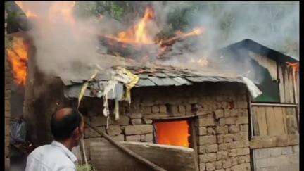 धर्मपुर: धर्मपुर के करोला छपरानु गांव में जली दो भाईयों की गौशाला, हुआ दो लाख का नुकसान, भैंस का कुछ हिस्सा भी जल गया