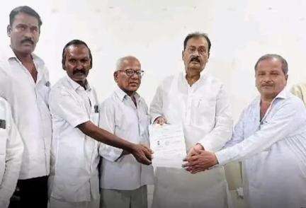 కామారెడ్డి: దోమకొండకి చెందిన పలువురికి సీఎం సహాయనిధి చెక్కులను పంపిణీ చేసిన రాష్ట్ర ప్రభుత్వ సలహాదారులు  షబ్బీర్ అలీ