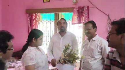 ইসলামপুর: ইসলামপুর মহকুমায় মাধ্যমিকে প্রথম অঙ্কিতা দাসের বাড়িতে তাকে সম্বর্ধনা দিতে গেলেন ইসলামপুর পৌরসভার চেয়ারম্যান