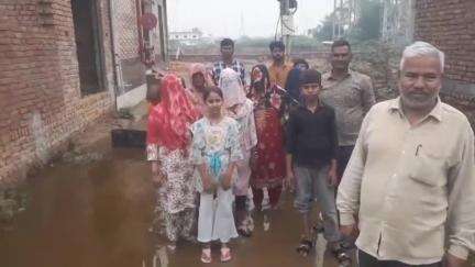 महावन: फरह के धीमर पाड़ा वार्ड नंबर 4 में वारिस का गुस्सा पानी समाधान नहीं होने पर लोगों ने पंचायत को कोसा#janasmasya