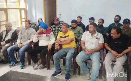 ओट: जनप्रतिनिधियों व स्थानीय लोगों के साथ औट पुलिस ने ट्रैफिक जाम से निजात दिलाने के लिए की बैठक