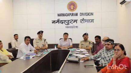 होशंगाबाद नगर: कमिश्नर कार्यालय में 'समाधान ऑनलाइन कार्यक्रम' के तहत CM ने VC के माध्यम से आवेदकों से की बात