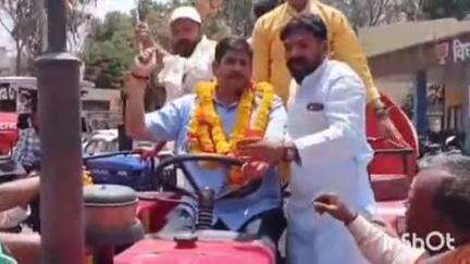 सीहोर नगर: लिसा टॉकीज स्थित विधायक कार्यालय पर MLA सुदेश राय ने पेयजल और अग्निशमन टैंकरों का किया वितरण