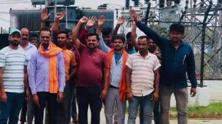 फुलवरिया: सवनहा गांव में बिजली पोल गिरने से आपूर्ति बाधित, ग्रामीणों ने विभाग के खिलाफ किया प्रदर्शन
