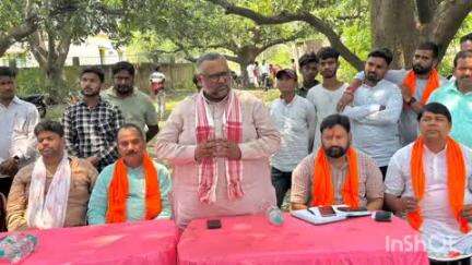 नीमडीह: जुगीलंग गांव में राज्यसभा सांसद डॉ. प्रदीप वर्मा ने ग्रामीणों के साथ बैठक की