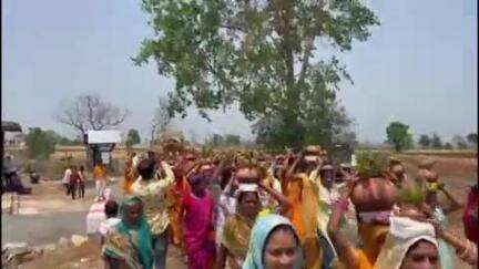बरघाट: ग्राम बाबूटोला-थावरजोड़ी में भागवत कथा आयोजन पर कलश शोभायात्रा निकली, ग्रामीण महिला-पुरुष श्रद्धालु हुए शामिल