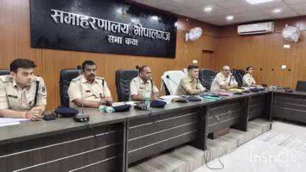 गोपालगंज: शहर के कलेक्ट्रेट में एसपी अवधेश दीक्षित ने अपराध की समीक्षा बैठक की, सभी थाना प्रभारियों को दिए निर्देश
