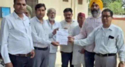 काशीपुर: यूकेडी के नेताओं ने एसडीएम कार्यालय में एसडीएम के प्रतिनिधि को ज्ञापन सौंपा