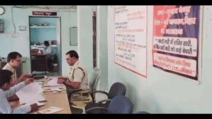 ढाका: ढाका आंचल के पुलिस निरीक्षक ने कुंडवा चैनपुर थाने में अधिकारियों के साथ की समीक्षा बैठक