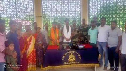 ধর্মনগর: পিয়ারাছড়াস্থিত বিএসএফএর  বিওপি ক্যাম্পে অ্যাসিস্ট্যান্ট কমান্ডেন্ট এর সাথে সৌজন্যমূলক সাক্ষাৎ করলেন মন্ডল সভাপতির