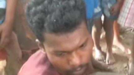 গোয়ালপোখর ১: গোয়ালপোখর থানার গোদাহাট এলাকায় সাইকেল চুরি করতে হাতে নাতে ধরা পড়ল যুবক পুলিশের হাতে তুলে দিলেন স্থানীয়রা