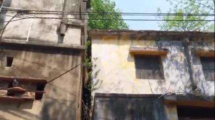 কালনা ১: কালনা পৌরসভার ভেটেরা মহলে ভগ্নপ্রায় বিল্ডিং হেলে পড়ছে পাশের বাড়িতে, আতঙ্কে দিন কাটাচ্ছে এলাকাবাসী #jansamasya
