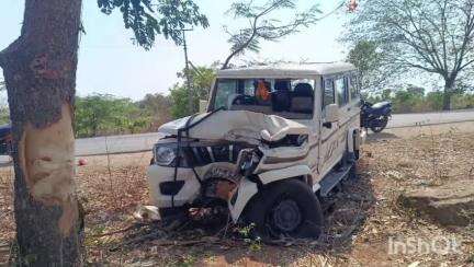 రాయపర్తి శివారులో టైర్ పంచర్ కావడంతో అదుపు తప్పి చెట్టును ఢీకొన్న బొలెరో వాహనం, ఇద్దరికి గాయాలు