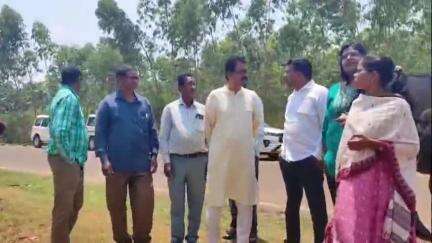 କୋରାପୁଟ ସହର: ଲମତାପୁଟରେ ୮ ବର୍ଷର ଛାତ୍ରୀଙ୍କୁ ଦୁଷ୍କର୍ମ ଅଭିଯୋଗ , ଗ୍ରାମରେ ପହଞ୍ଚି ସ୍ଥିତି ଅନୁଧ୍ୟାନ କଲା ଜିଲ୍ଲା ବିଜେଡ଼ି ନେତୃ ମଣ୍ଡଳୀ