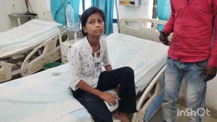 कोचस: शादी समारोह से लौट रहे परिवार के साथ सड़क एक्सीडेंट में पति की मौत, पत्नी और बेटी भी हुईं जख्मी
