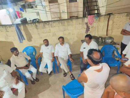 కోరుట్ల: మెట్పల్లి పట్టణంలో ఇటీవల మరణించిన కుటుంబాన్ని పరామర్శించిన జగిత్యాల ఎమ్మెల్యే సంజయ్ కుమార్