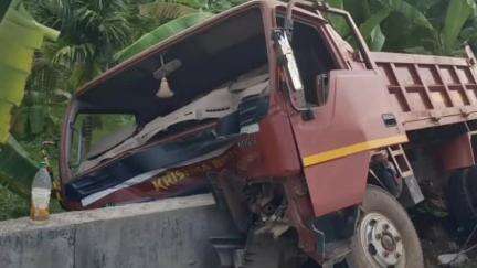 ഒറ്റപ്പാലം: കടമ്പഴിപ്പുറം ഹൈസ്കൂളിന് സമീപം ലോറി നിയന്ത്രണം വിട്ട് മതിലിൽ ഇടിച്ച് കയറി, രണ്ടു അതിഥി തൊഴിലാളികൾക്ക് പരിക്ക്