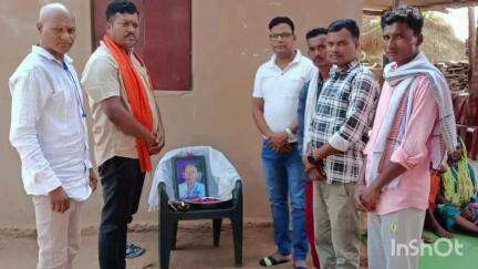 लोहंडीगुडा: ग्राम पंचायत पारापुर आमागुडा पहुंचे जनपद उपाध्यक्ष बसंत कश्यप, दशगात्र कार्यक्रम में हुए शामिल
