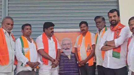 హత్నూర: జనగణన కులగనన కేంద్ర ప్రభుత్వం చేపట్టడంపై స్వాగతిస్తూ ప్రధానమంత్రి నరేంద్ర మోడీకి పాలాభిషేకం