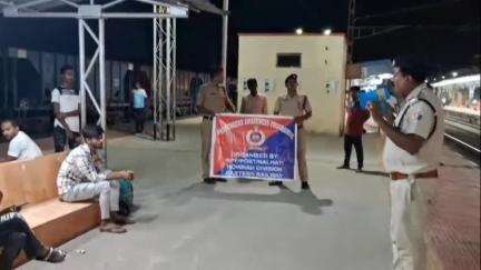 নলহাটি ১: নলহাটি RPF এর পক্ষ থেকে রেল যাত্রীদের
 সুরক্ষার উদ্দেশ্যে সচেতন মূলক বার্তা