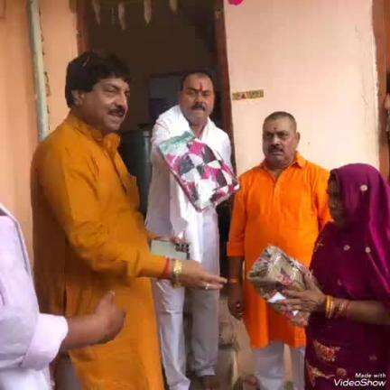 सूर्यपुरा: सूर्यपूरा में समाजसेवी की मां की पुण्य तिथि पर पूर्व मंत्री और प्रधान संपादक ने किया वस्त्र, साड़ी और कॉपी-पेन का वितरण