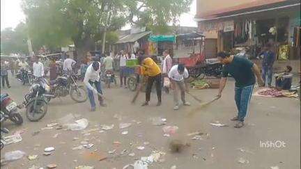 हड़ताल के बीच शुरू  हुआ स्वच्छता अभियान प्रशासन के साथ जनता जनार्दन एवं समाजसेवी संगठनों ने बढ़ाया आगे हाथ