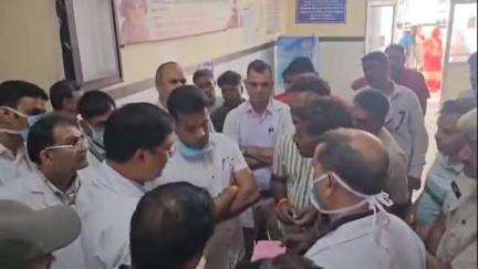 चित्तौड़गढ़: महिला एवं बाल चिकित्सालय में उदयपुर रेफर गंभीर पेशेंट को डेढ़ घंटे तक नहीं मिली एंबुलेंस