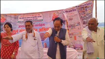 डोलरिया: डोलरिया विधायक ने जल गंगा संवर्धन अभियान के तहत पानी बचाने की शपथ दिलाई, वीडियो हुआ वायरल