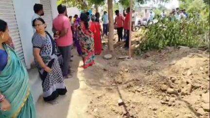 నిజామాబాద్ రూరల్: సిర్నపల్లి ఇందిరమ్మ కాలనీలో రోడ్లపై అక్రమ కట్టడాలను తొలగించిన గ్రామస్తులు