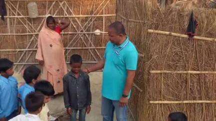 गोरौल: लोदीपुर के उत्क्रमित मध्य विद्यालय में बच्चों की उपस्थिति बढ़ाने के लिए शिक्षक ने अभिभावकों से बच्चा भेजने का अनुरोध किया