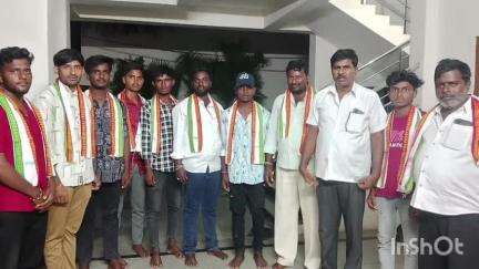 జనగాం: కాంగ్రెస్ పార్టీ లో చేరిన నర్సాపూర్ యువత.. జిల్లా కాంగ్రెస్ పార్టీ అధ్యక్షుడినివాసంలో ఈ చేరికలు