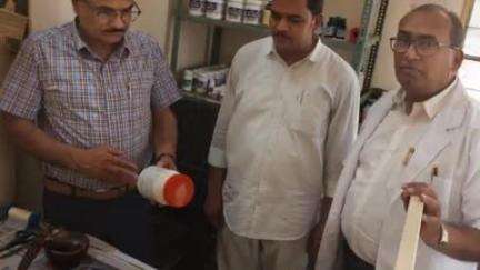 मनोहरथाना: मनोहर थाना आयुर्वेदिक चिकित्सालय में आयुर्वेद उप निदेशक डॉक्टर राजेंद्र शर्मा ने किया निरीक्षण