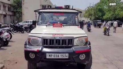खंडवा नगर: आमना नदी में आत्महत्या का प्रयास कर रहे युवक को पुलिस ने बचाया, जिला अस्पताल में भर्ती