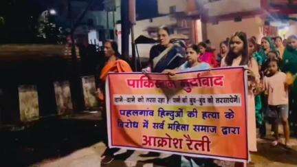 अकलतरा: अकलतरा में पहलगाम में आतंकी घटना के विरोध में नपा अध्यक्ष दीप्ति रोहित सारथी सहित महिलाओं ने शहीदों को दी श्रद्धांजलि