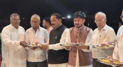 વઢવાણ: શહેરમાં શ્રી સમાજ સથવારા સમાજ પ્રભાતફેરી રામધૂન આયોજિત રામકથામાં ધારાસભ્ય અને જિલ્લા પ્રમુખ ઉપસ્થિત રહ્યા