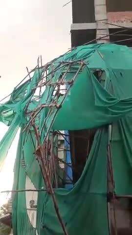 మేడ్చల్: బోడుప్పల్‌లో త్రుటిలో తప్పిన ప్రమాదం, పక్కకి ఒరిగిన భారీ బహుళ అంతస్తు నిర్మాణానికి అడ్డుగా కట్టిన పరదా