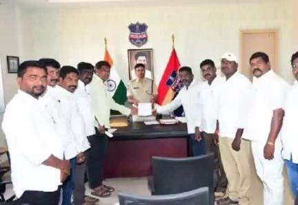గద్వాల్: కాంగ్రెస్‌పై అసత్య ప్రచారాలు చేసే వారిపై చర్యలు తీసుకోవాలని ఎస్పీ తోట శ్రీనివాసరావుకు వినతి పత్రం అందజేత