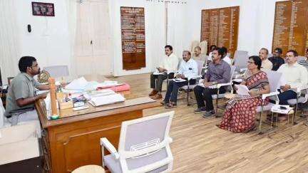 జిల్లా అభివృద్ధికి నియోజకవర్గాల వారీగా ప్రణాళికలు తయారు చేయాలని అధికారులను ఆదేశించిన కలెక్టర్ డీకే బాలాజీ
