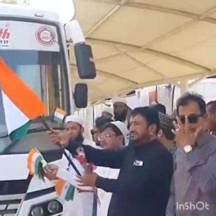 મણિનગર: દેશના ઝંડા સાથે હાજીઓને અમદાવાદ એરપોર્ટ પરથી રવાના કરાયા, ધારાસભ્ય ઈમરાન ખેડાવાલા ફ્લેગ ઓફ કરાયુ