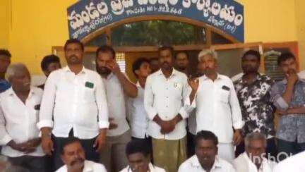 శవాల్యపురం ఎంపీడీవో కార్యాలయం వద్ద పెన్షన్ లబ్ధిదారుల ఆందోళన