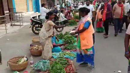 కోరుట్ల: మెట్పల్లి మున్సిపల్ పారిశుద్ధ్య ఒప్పంద కార్మికులు గత రెండు నెలల జీతాలు చెల్లించాలని భిక్షాటనతో నిరసన