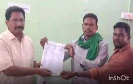 భద్రాచలం: భద్రాచలం పట్టణంలోని రాజకీయ కాలనీలో ప్రభుత్వ స్థలంలో అక్రమ ఇంటి నిర్మాణాన్ని అడ్డుకోవాలని తాసిల్దార్ వినతి పత్రం అందజేత