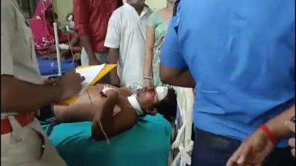 কল্যাণী: কাজীবাগান এলাকায় দুষ্কৃতীদের খুরের আঘাতে আহত  BJP কর্মীকে দেখতে কল্যাণী JNM হাসপাতালে এলেন কল্যানির বিধায়ক অম্বিকা রায়