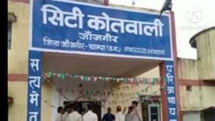 जांजगीर: पेण्ड्री मोड़ फोरलेन के पास ट्रेलर चालक की लापरवाही से मारूति वेगनआर कार को मारी टक्कर, कार हुई क्षतिग्रस्त